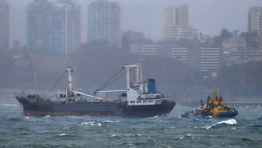 Embarcación tuvo que ser rescatada producto de las marejadas y fuertes vientos en Valparaíso