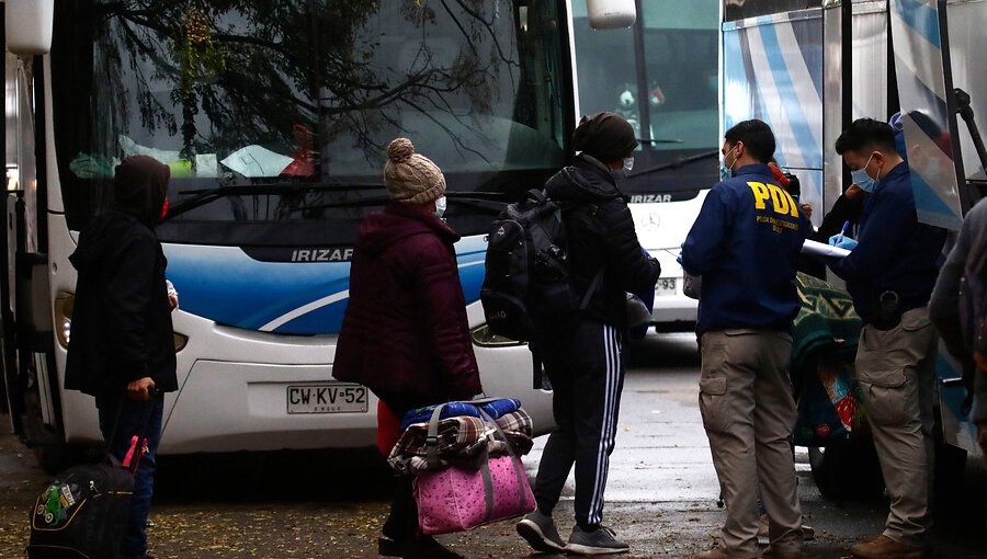 Tras cumplir cuarentena en escuela de Recoleta, 546 ciudadanos bolivianos iniciaron proceso de retorno a su país