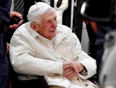 Benedicto XVI confiesa sentirse "muy agotado" en medio de viaje de emergencia a Alemania