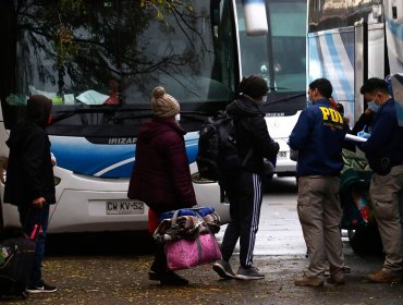 Tras cumplir cuarentena en escuela de Recoleta, 546 ciudadanos bolivianos iniciaron proceso de retorno a su país