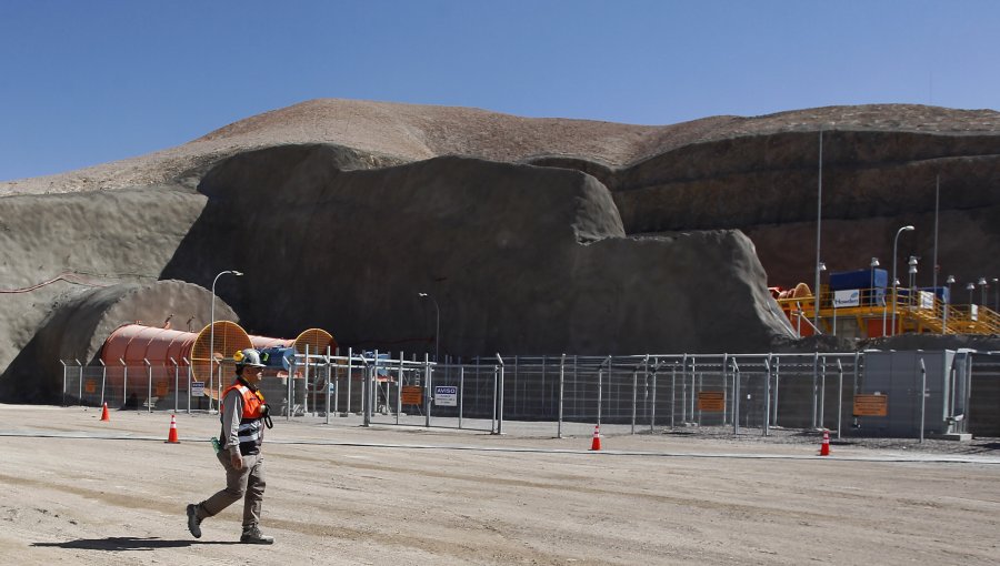 Ministro Paris plantea controlar la alta circulación de trabajadores mineros en Calama