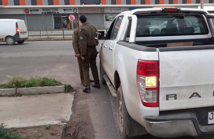 Detienen a falsos compradores que robaron auto en Olmué: en su huída atropellaron a un carabinero