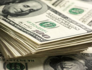 El precio del dólar cerró con una leve alza y terminó por debajo de los 820 pesos