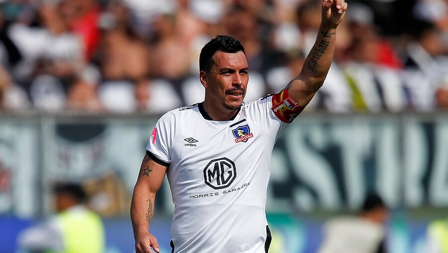 Ex Colo-Colo contó que Esteban Paredes le quemó zapatillas que tenían particular diseño