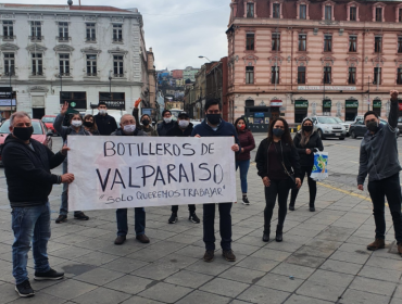 Dueños de botillerías protestaron en Valparaíso por la prohibición de funcionamiento de sus locales