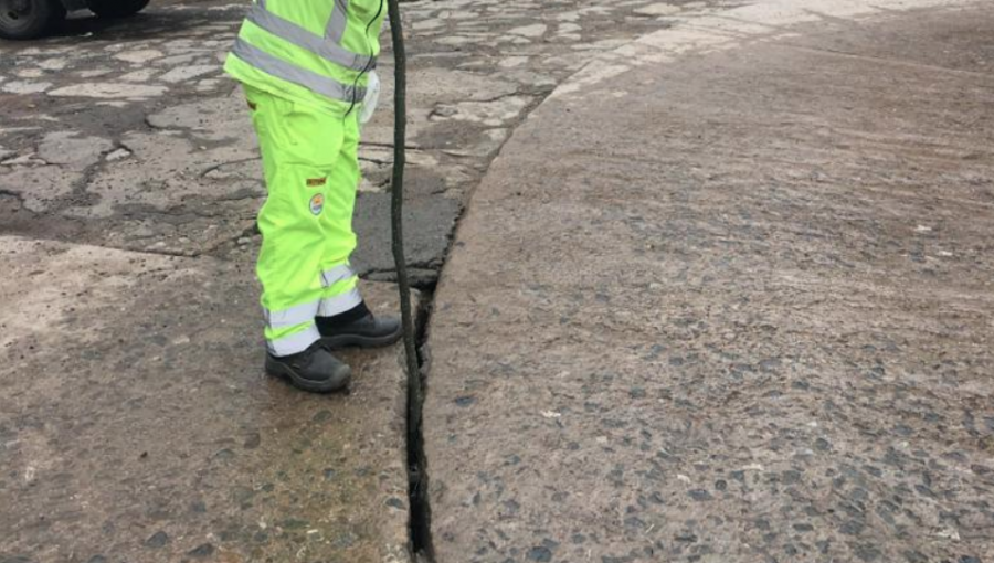 Anuncian desvíos de tránsito tras detectarse nuevo socavón en calle Traslaviña de Viña del Mar