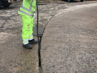 Anuncian desvíos de tránsito tras detectarse nuevo socavón en calle Traslaviña de Viña del Mar