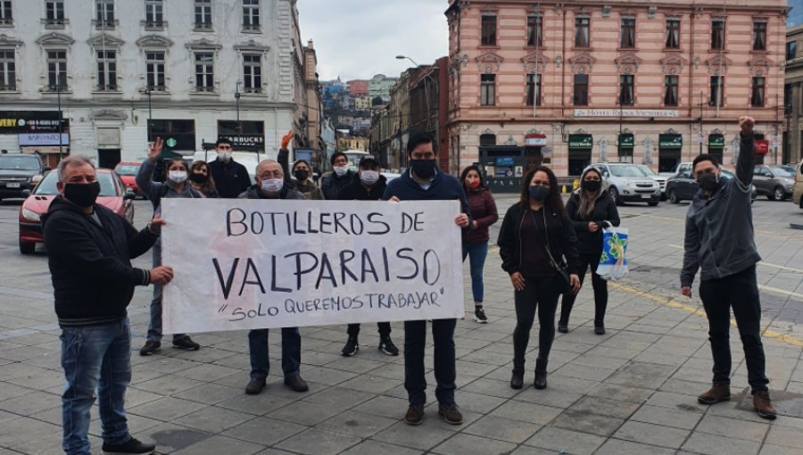 Dueños de botillerías protestaron en Valparaíso por la prohibición de funcionamiento de sus locales