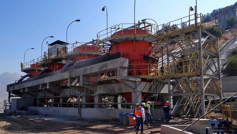 Superintendencia formula cargos contra Codelco Andina por contaminación de esteros y ríos