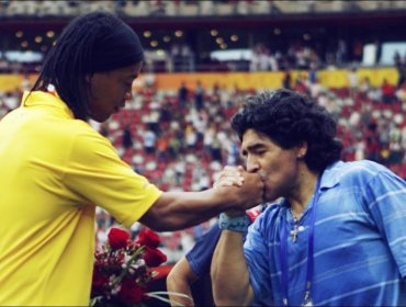 Ronaldinho buscaría regresar al fútbol profesional de la mano de Diego Maradona