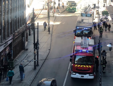 Inflamación de un calefont moviliza a Bomberos hasta un edificio en pleno centro de Valparaíso