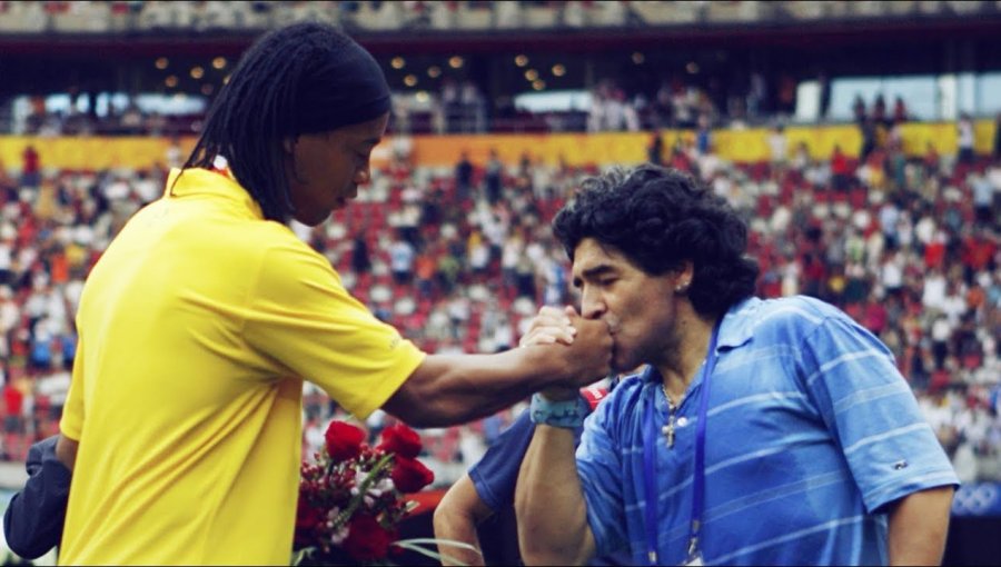 Ronaldinho buscaría regresar al fútbol profesional de la mano de Diego Maradona