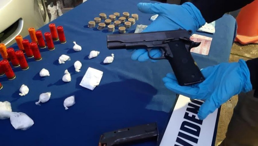 Con droga y arma capturan a sujeto que era buscado por microtráfico en Limache