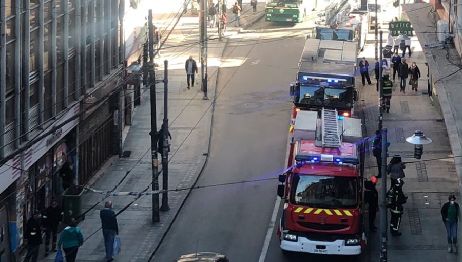 Inflamación de un calefont moviliza a Bomberos hasta un edificio en pleno centro de Valparaíso