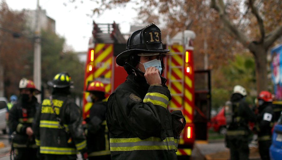 Incendio destruyó tres viviendas al interior de un cité en el barrio Italia de Providencia