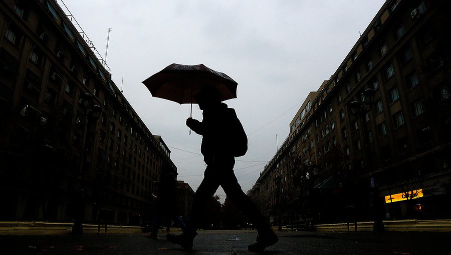 Onemi alerta sobre fuertes rachas de viento y precipitaciones en comunas de la región Metropolitana