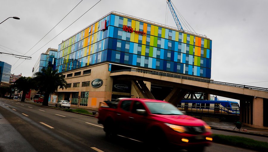 Alimentos fríos, a deshoras y falta de aseo: Seremi de Salud confirma denuncias contra residencia sanitaria en hotel Ibis de Valparaíso