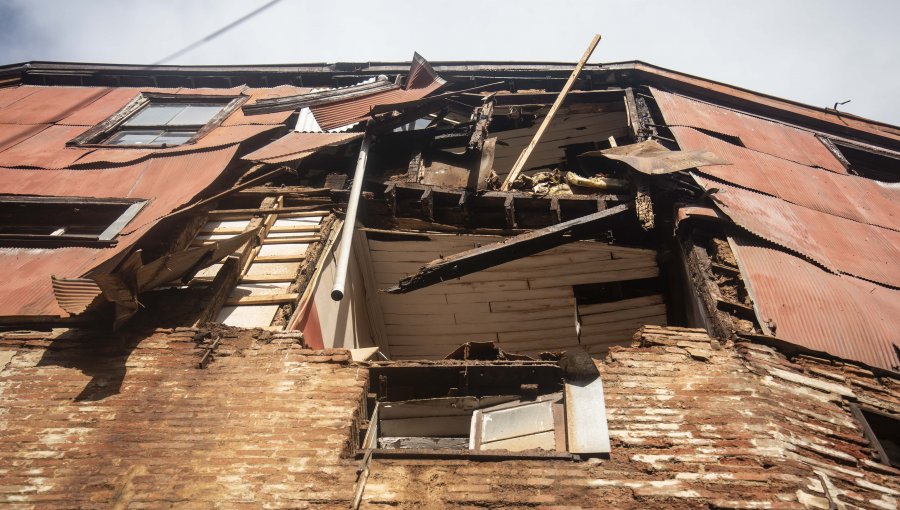 Lluvias en Valparaíso provocan derrumbe del muro de una casa en Cerro Concepción