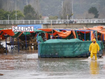 Lluvias en Viña del Mar anegaron feria del estero Maega Marga y provocan pequeño socavón en Reñaca