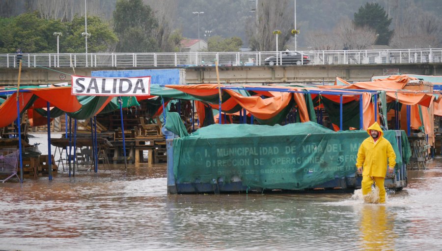 Lluvias en Viña del Mar anegaron feria del estero Maega Marga y provocan pequeño socavón en Reñaca