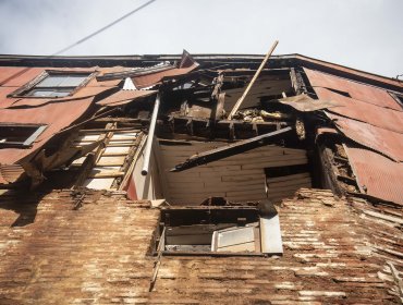 Lluvias en Valparaíso provocan derrumbe del muro de una casa en Cerro Concepción