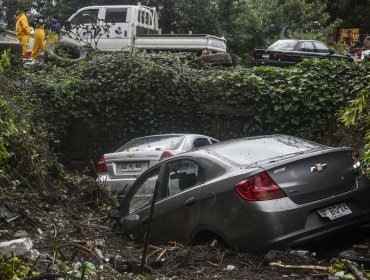 Valparaíso: Al menos 3 autos cayeron a un estero luego que cediera la ladera de un cerro