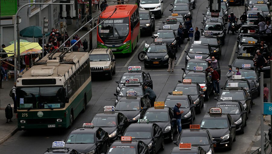 Taxistas y colectiveros de la región de Valparaíso solicitan ayuda ante crisis del coronavirus