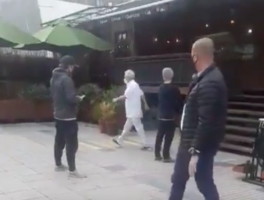 Viralizan video del presidente Piñera saliendo de tienda de vinos en Vitacura