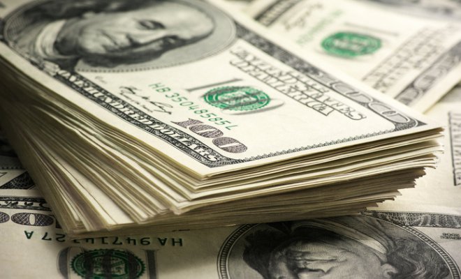 El precio del dólar cerró con una fuerte baja y cayó por debajo de los $815