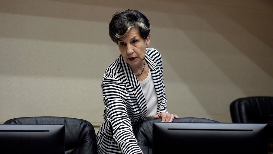 La columna de la senadora Isabel Allende: "Los colectiveros siguen trabajando, a pesar de las dificultades"