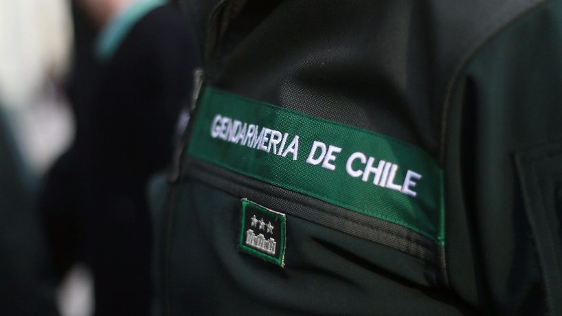 Gendarme que chocó ebrio contra frontis de condominio en Quillota quedó con su licencia suspendida