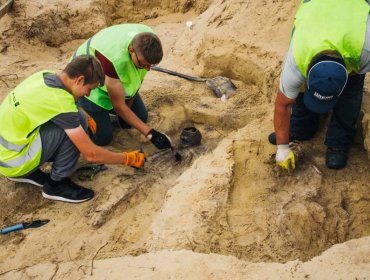 Hallan 115 cadáveres de niños con monedas en sus bocas en Polonia