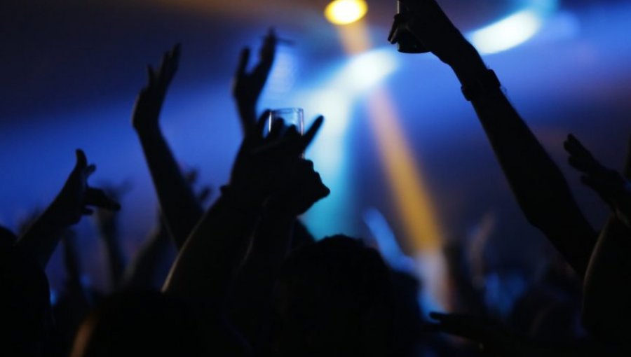 Detienen a cuatro personas que transformaron local de Santiago en "discoteque" para celebrar cumpleaños