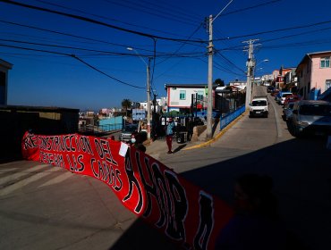 Vecinos del cerro Las Cañas protestaron por la reconstrucción del Cesfam: desde 2014 funciona en contenedores