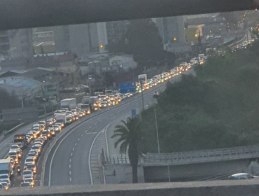 Kilométrica congestión vehicular se reporta en el ingreso a la autopista Troncal Sur, en Viña del Mar