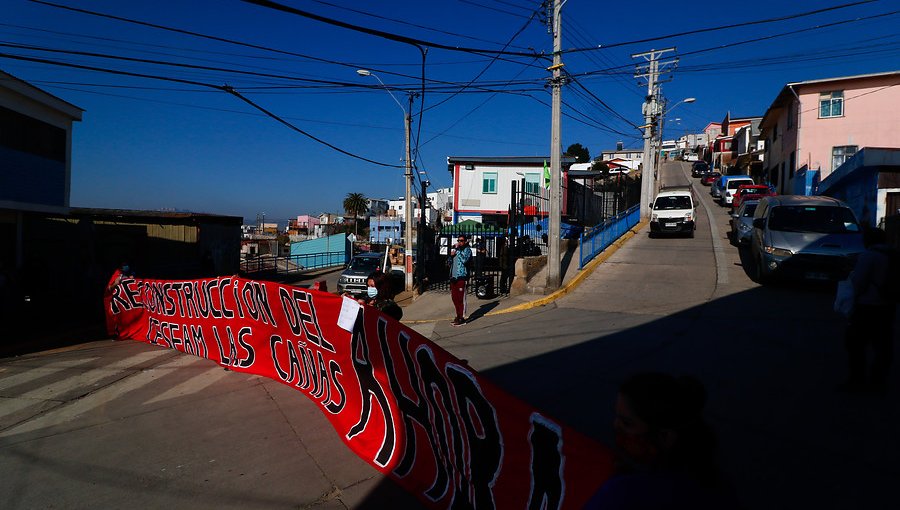 Vecinos del cerro Las Cañas protestaron por la reconstrucción del Cesfam: desde 2014 funciona en contenedores