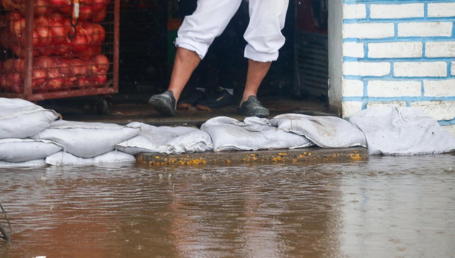 Cerca de 24 mm de agua han caído en el gran Santiago y 28 mm en Valparaíso