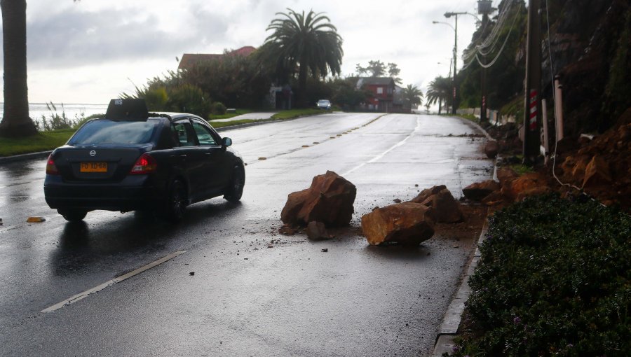 Rocas caen a la ruta que une Viña del Mar con Reñaca a la altura de la "virgen negra"