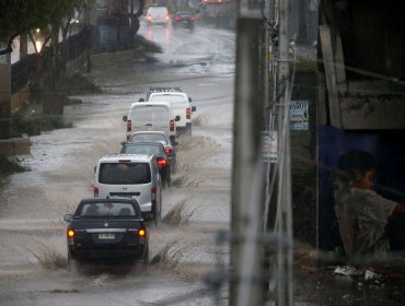 Lluvia en Región Metropolitana: Intendente dice "la capital está respondiendo bien, lloverá hasta las 6 de la tarde"