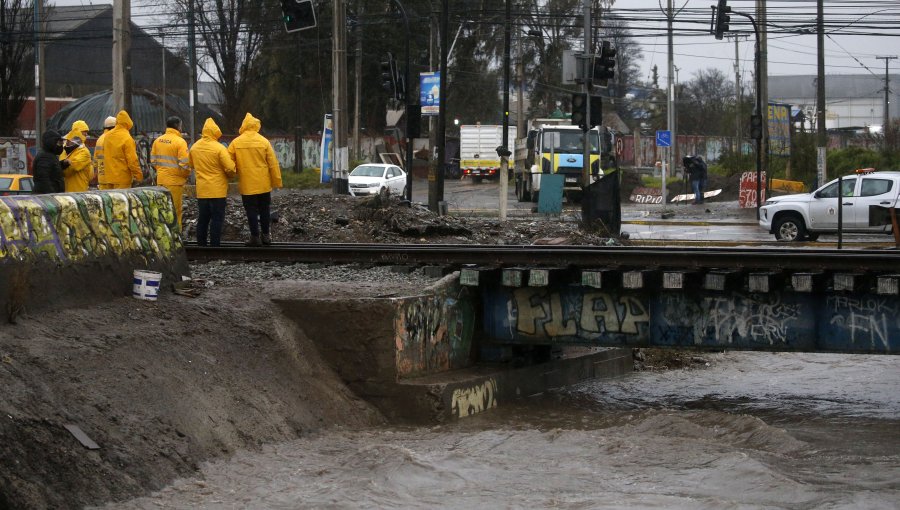 Maipú: Canal Santa Marta a punto de colapsar, pero descartan anegamiento de casas