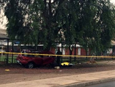 Tres muertos dejó choque de vehículo contra un árbol en Colina