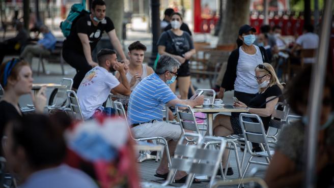 Tres casos que explican cómo una reunión se puede convertir en un evento superpropagador de Covid-19