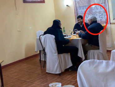 Sorprenden al Secretario del Senado comiendo junto a dos personas en restaurante en plena cuarentena