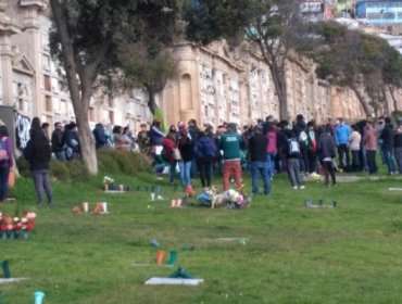 Hasta con fuegos artificiales: denuncian masivo funeral en cementerio N°3 de Playa Ancha