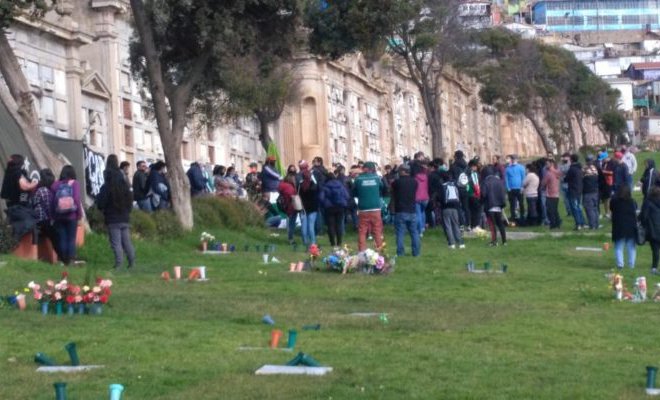 Lo que se sabe del masivo funeral en Playa Ancha: Carabineros escoltó carroza, investigan cómo ingresaron 100 personas y descartan uso de pirotecnia en cementerio