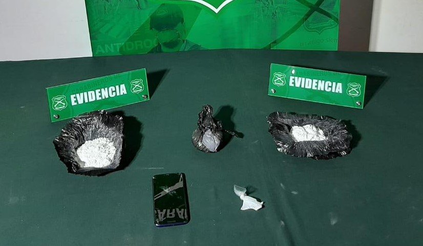 Sorprenden a chofer sin permiso temporal, a auxiliar con cocaína y un pasajero escondido en bus que se dirigía a Santa Cruz