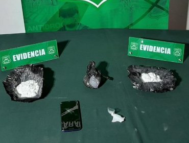 Sorprenden a chofer sin permiso temporal, a auxiliar con cocaína y un pasajero escondido en bus que se dirigía a Santa Cruz