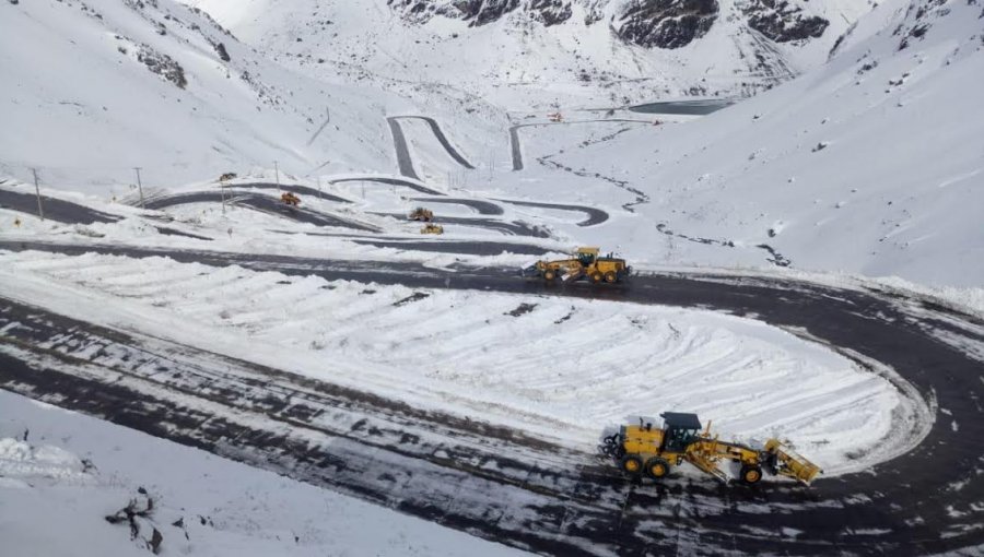 Hasta dos metros de nieve han debido retirar para mantener transitabilidad de la ruta internacional de Los Andes