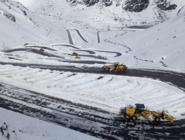 Hasta dos metros de nieve han debido retirar para mantener transitabilidad de la ruta internacional de Los Andes