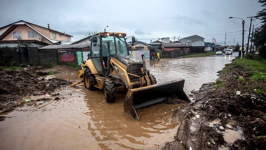 Cortes de luz, desbordes y personas aisladas deja evento meteorológico entre el Biobío y Los Lagos